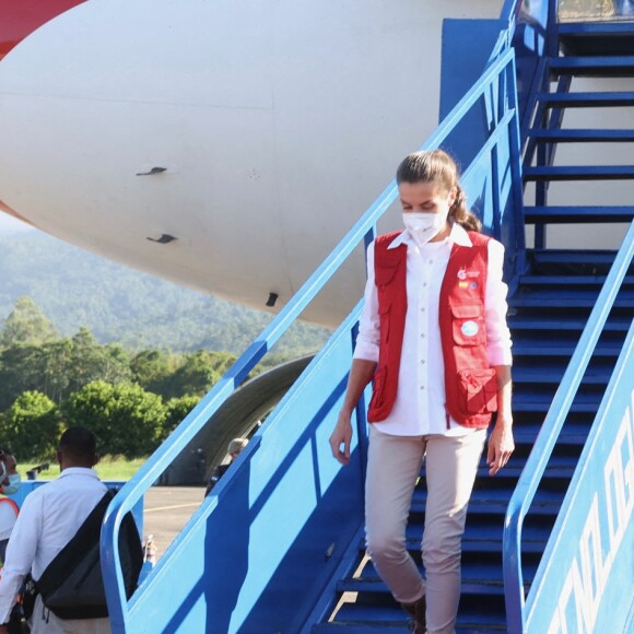 La reine Letizia d'Espagne arrive à la base aérienne "Colonel Hector Moncada" à La Ceiba au Honduras le 14 décembre 2020.