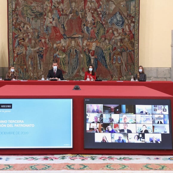 Le roi Felipe VI et la reine Letizia d'Espagne, la princesse Leonor, l'infante Sofia d'Espagne - Réunion du conseil d'administration de la Fondation Princesse de Gérone au Palais El Pardo. Madrid, le 11 décembre 2020.