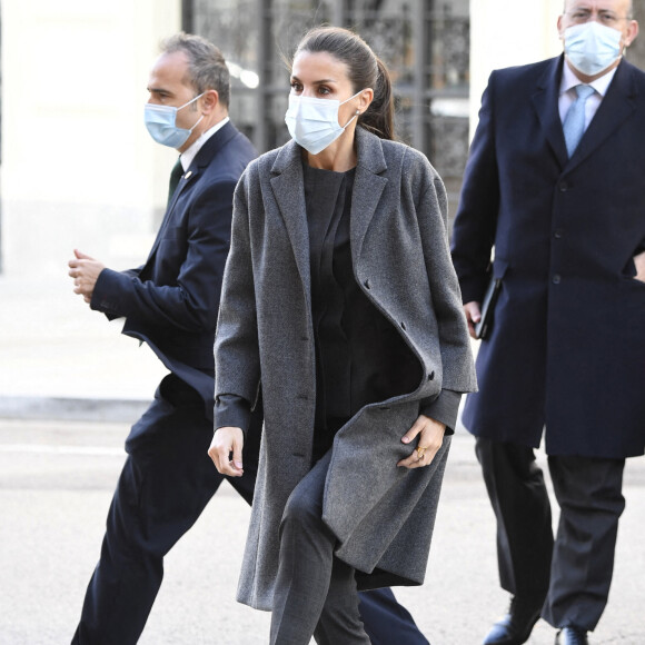 La reine Letizia d'Espagne assiste à une réunion avec la Fondation 'FundeuRAE' à la RAE (Royal Academy of the Language) à Madrid le 4 décembre 2020.