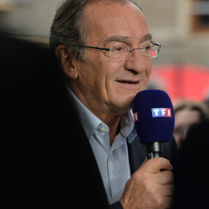 Jean-Pierre Pernaut lors du tournage de l'émission "Votre plus beau marché de France" à Montbrison le 14 juin 2019. © Frédéric Chambert / Panoramic / Bestimage