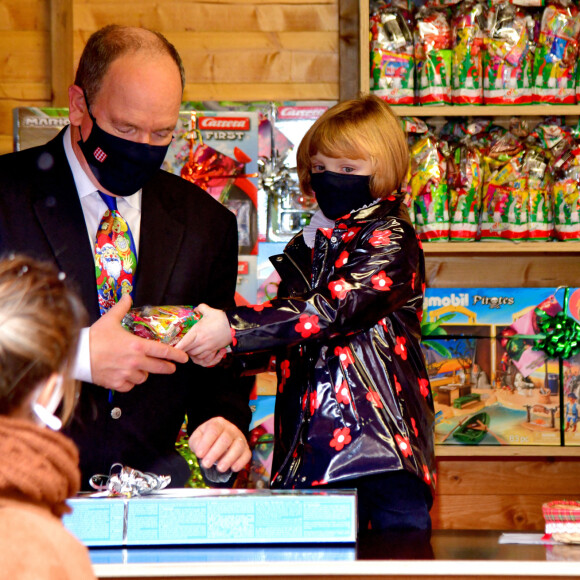 Le prince Albert II de Monaco et sa fille la princesse Gabriella durant le traditionnel Arbre de Noël du Palais Princier à Monaco en mode COVID, le 16 décembre 2020. © Bruno Bebert / Pool Monaco / Bestimage