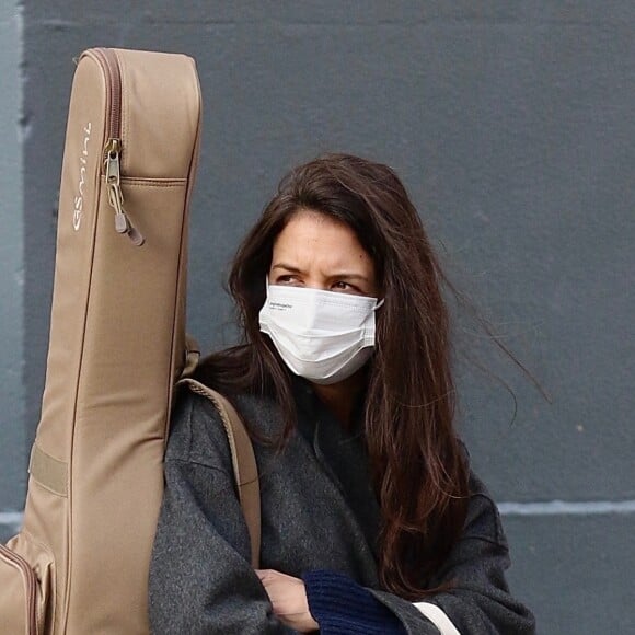 Katie Holmes vient d'acheter une guitare à Manhattan, New York le 15 décembre 2020. 