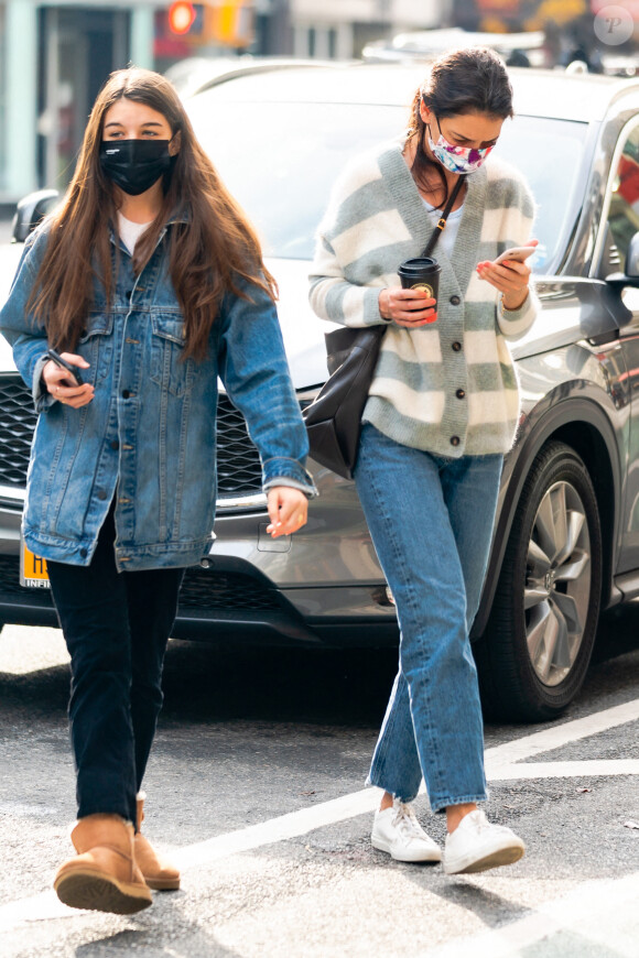 Exclusif - Katie Holmes et sa fille Suri Cruise passent l'après midi ensemble à New York le 13 décembre 2020.