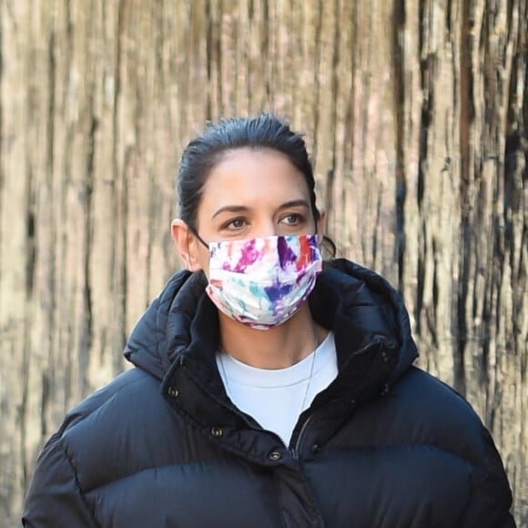 Katie Holmes fait ses courses à Soho, elle porte une doudoune à Now York, le 11 décembre 2020. 