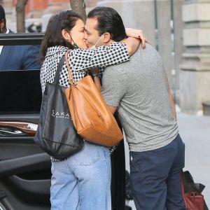 Katie Holmes et son compagnon Emilio Vitolo Jr., très amoureux, s'embrassent à New York