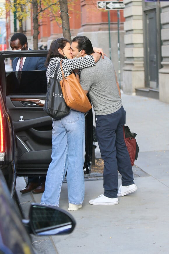 Katie Holmes et son compagnon Emilio Vitolo Jr., très amoureux, s'embrassent à New York