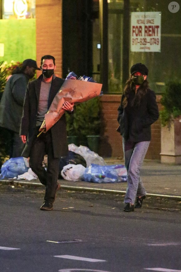 Exclusif - Katie Holmes et son compagnon Emilio Vitolo Jr. ont acheté des fleurs à New York le 25 novembre 2020. 