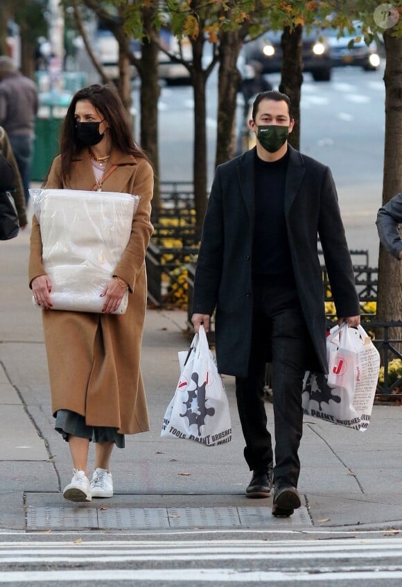 Katie Holmes et son compagnon Emilio Vitolo Jr. sont allés faire du shopping dans le quartier de Soho à Manhattan, New York, le 16 novembre 2020. 