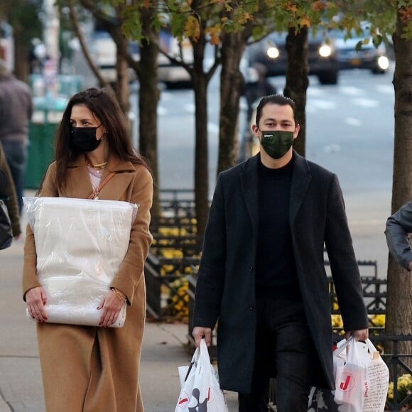 Katie Holmes et son compagnon Emilio Vitolo Jr. sont allés faire du shopping dans le quartier de Soho à Manhattan, New York, le 16 novembre 2020. 