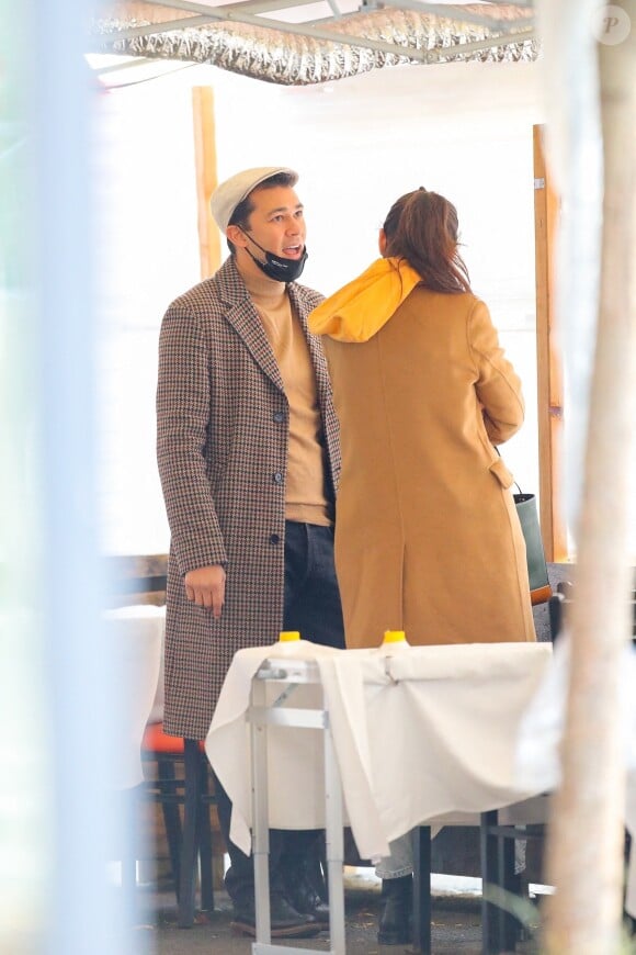 Exclusif - Katie Holmes aide son compagnon Emilio Vitolo à ranger devant son restaurant à New York, le 15 novembre 2020. 