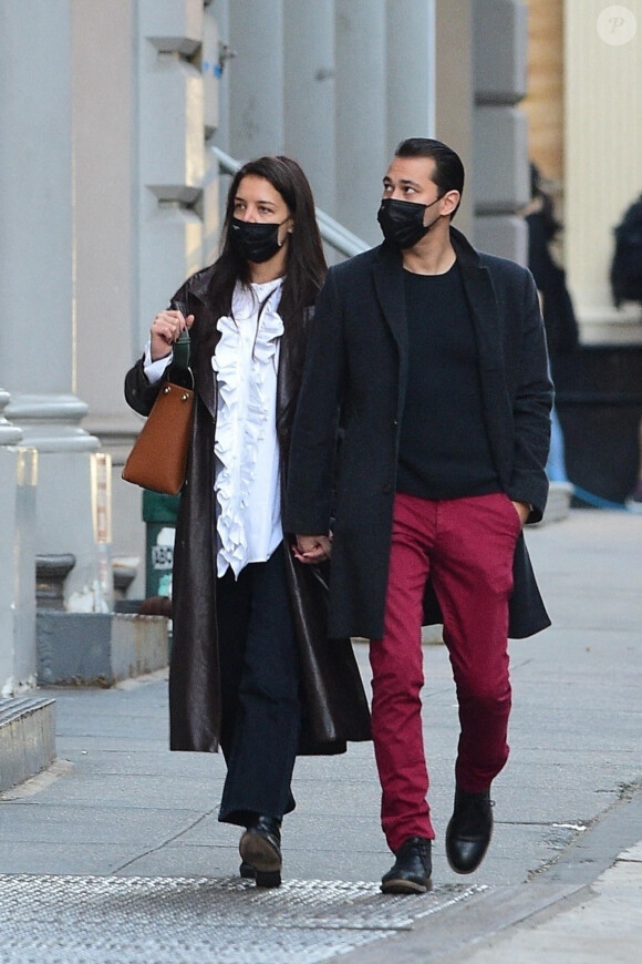 Katie Holmes et son compagnon Emilio Vitolo Jr. sortent faire un peu de shopping à New York le 5 novembre 2020. 