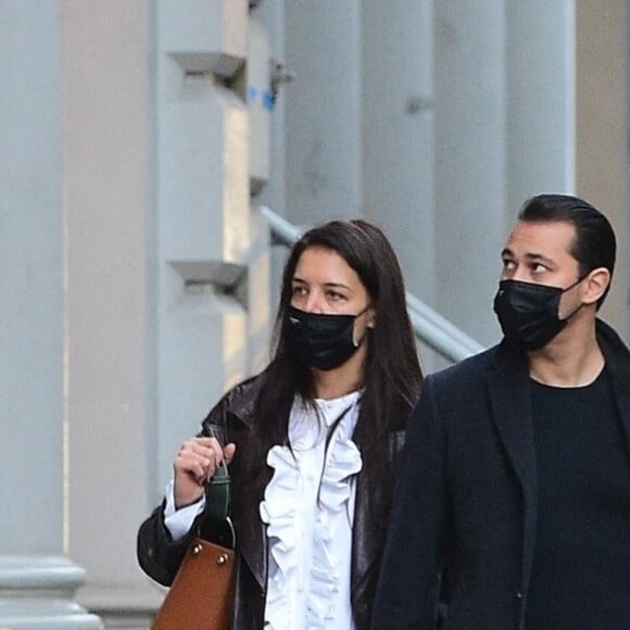 Katie Holmes et son compagnon Emilio Vitolo Jr. sortent faire un peu de shopping à New York le 5 novembre 2020. 