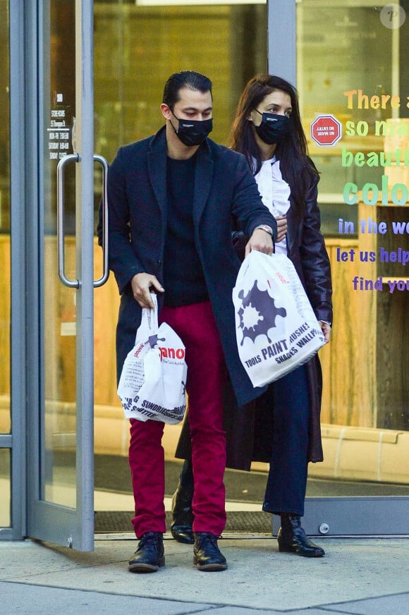 Katie Holmes et son compagnon Emilio Vitolo Jr. sortent faire un peu de shopping à New York le 5 novembre 2020. 