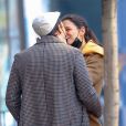 Exclusif - Katie Holmes et son compagnon Emilio Vitolo Jr s'embrassant devant son restaurant de New York le 3 novembre 2020.   