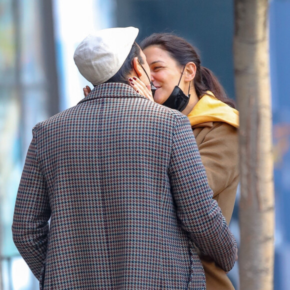 Exclusif - Katie Holmes et son compagnon Emilio Vitolo Jr s'embrassant devant son restaurant de New York le 3 novembre 2020. 