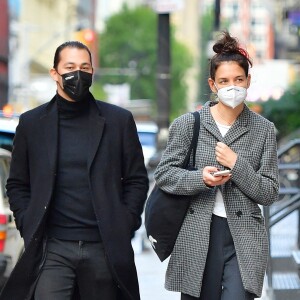 Katie Holmes et son compagnon Emilio Vitolo font du shopping à New York le 20 octobre 2020. 