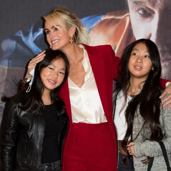 Laeticia Hallyday et ses filles Joy et Jade - Projection au Grand Rex à Paris des documentaires "Johnny USA" et "A nos promesses" à l'occasion de la Journée Spéciale Johnny, son rêve américain. Automne 2020 © Jacovides-Moreau / Bestimage