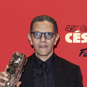 Roschdy Zem (César du meilleur acteur pour le rôle de Yacoub Daoud dans "Roubaix, une lumière") - Photocall du dîner de la 45ème cérémonie des César au Fouquet's à Paris. Le 28 février 2020 © Pierre Perusseau / Bestimage 