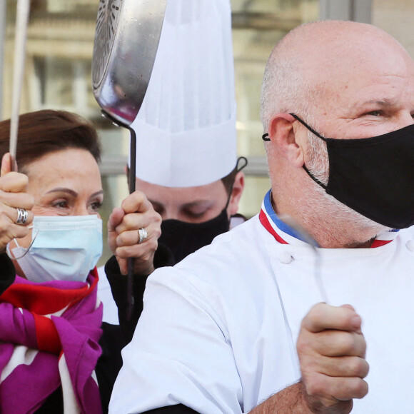Dominique Etchebest se joint à son mari Philippe Etchebest pour manifester contre les mesures de restrictions liées au coronavirus (COVID-19) devant leur restaurant à Bordeaux les 2 et 9 octobre 2020.