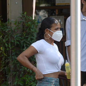Christina Milian sort déjeuner à Los Angeles le 6 septembre 2020. Elle promène en landau son fils Isaiah Pokora, elle porte un masque et se lave consciencieusement les mains pour faire face à l'épidémie de Coronavirus (COVID-19).