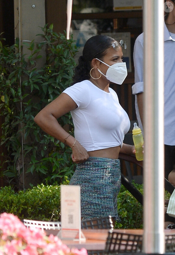Christina Milian sort déjeuner à Los Angeles le 6 septembre 2020. Elle promène en landau son fils Isaiah Pokora, elle porte un masque et se lave consciencieusement les mains pour faire face à l'épidémie de Coronavirus (COVID-19).