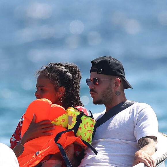 Matt Pokora et sa compagne Christina Milian et leur fils Isaiah sont allés déjeuner avec des amis au restaurant de plage Le Layet au Lavandou le 20 juillet 2020.