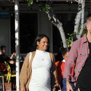 Christina Milian, enceinte, dans une robe moulante blanche à la sortie de chez Fred Segal's avec son compagnon Matt Pokora et sa fille, Violet Madison Nash, après avoir déjeuné avec des amis, à Los Angeles, Californie, Etats-Unis, le 7 janvier 2020.