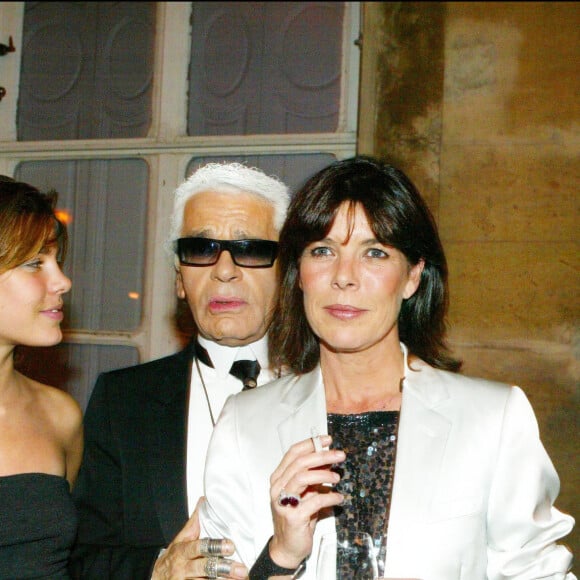 Karl Lagerfeld, Caroline de Monaco et Charlotte Casiraghi à Paris en 2004.