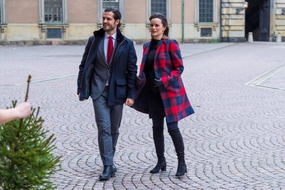 Exclusif - La princesse Sofia de Suède (enceinte) et le prince Carl Philip de Suède lors de la distribution des arbres de Noël au palais royal de Stockholm. Le 16 décembre 2020
