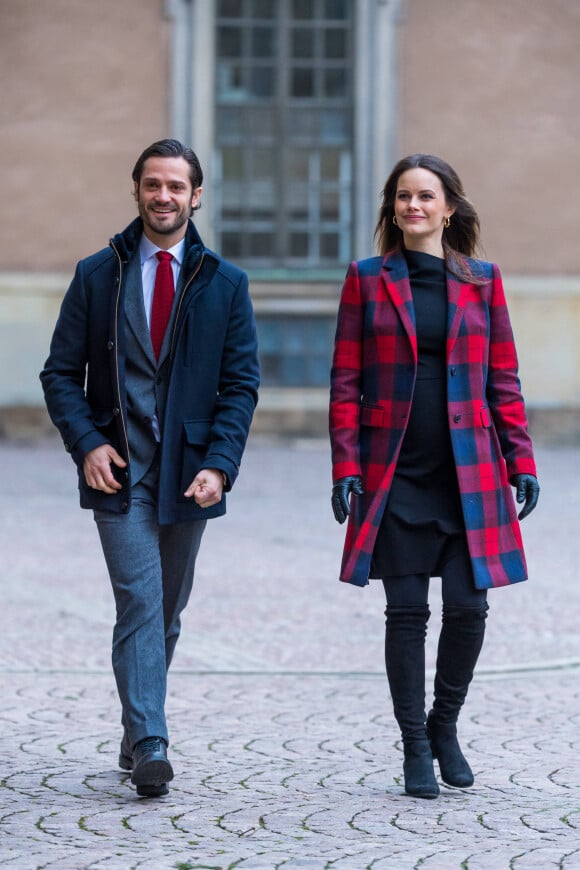 Exclusif - La princesse Sofia de Suède (enceinte) et le prince Carl Philip de Suède lors de la distribution des arbres de Noël au palais royal de Stockholm. Décembre 2020