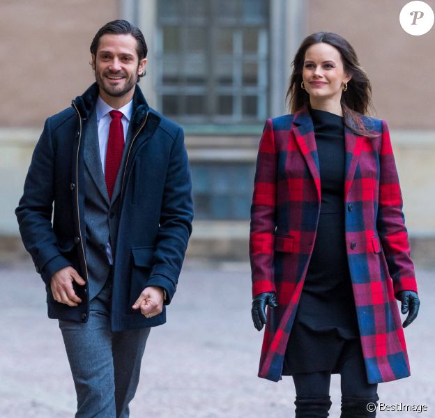 Exclusif - La princesse Sofia de Suède (enceinte) et le prince Carl Philip de Suède lors de la distribution des arbres de Noël au palais royal de Stockholm. Décembre 2020