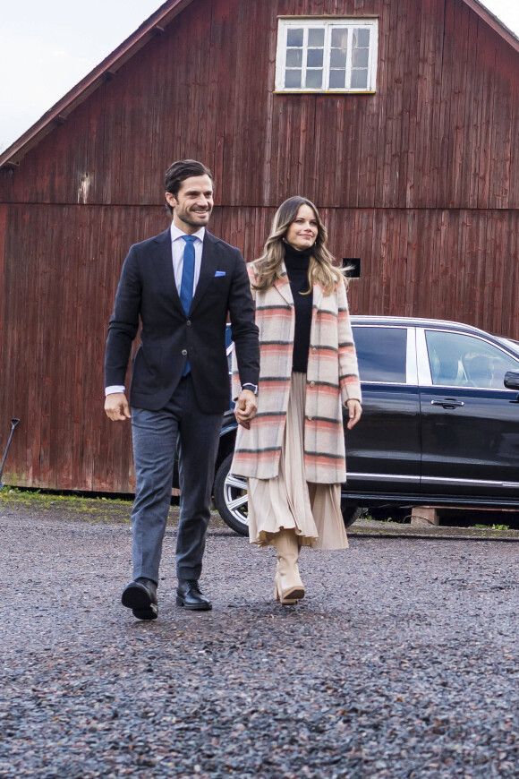 Le prince Carl Philip et la princesse Sofia (Hellqvist) de Suède se rendent à la ferme restaurant "Kulinarika" à Västra Ämtervik dans la municipalité de Sunne, le 28 octobre 2020, en pleine épidémie de coronavirus (Covid-19).