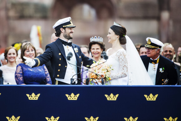 Le prince Carl Philip et sa femme Sofia Hellqvist au balcon du palais royal à la fin de la cérémonie de mariage à Stockholm, le 13 juin 2015.