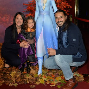 Moundir avec sa femme Inès et leur fille Aliya - Projection exceptionelle de "La Reine des Neiges 2 " au Grand Rex à Paris le 13 novembre 2019. © Veeren Ramsamy/Bestimage