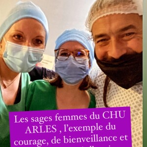 Moundir posant avec les sages-femmes ddu CHU de Arles après la naissance de sa fille Aya le 25 décembre 2020.