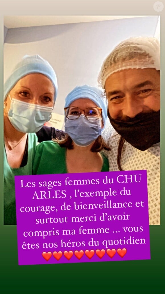 Moundir posant avec les sages-femmes ddu CHU de Arles après la naissance de sa fille Aya le 25 décembre 2020.