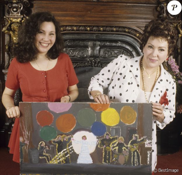 En France, à Paris, Rika Zarai chez elle avec sa fille Yael dans sa maison Villa Montmorency.