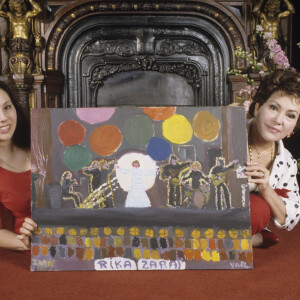 En France, à Paris, Rika Zarai chez elle avec sa fille Yael dans sa maison Villa Montmorency le 3 juin 1991.