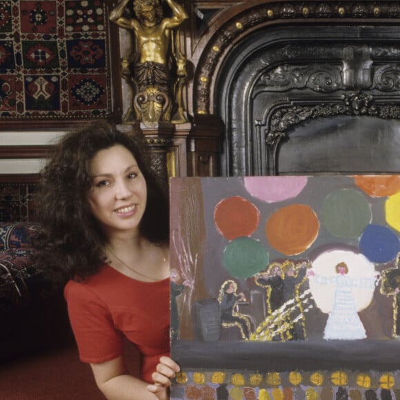 En France, à Paris, Rika Zarai chez elle avec sa fille Yael dans sa maison Villa Montmorency le 3 juin 1991.