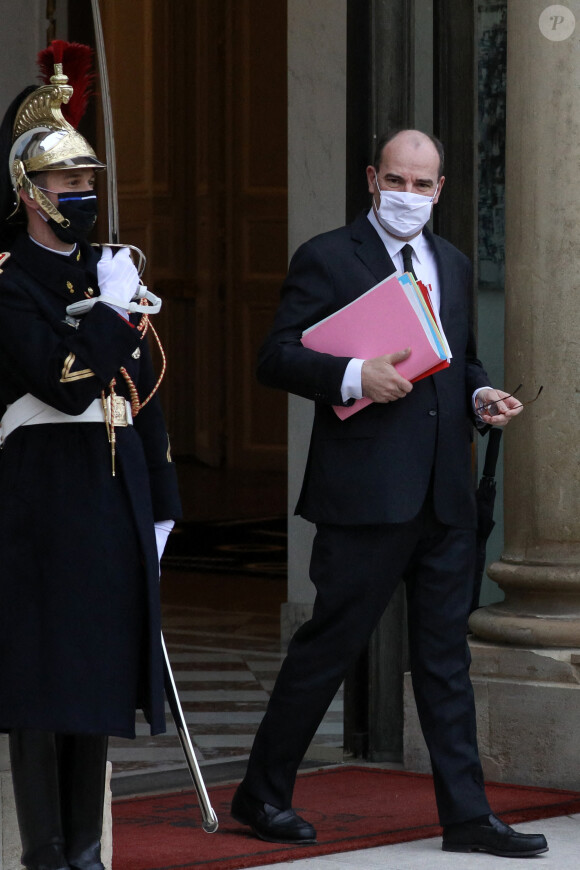 Le Premier ministre, Jean Castex à la sortie du conseil des ministres du 16 décembre 2020, au palais de l'Elysée à Paris. © Stéphane Lemouton / Bestimage