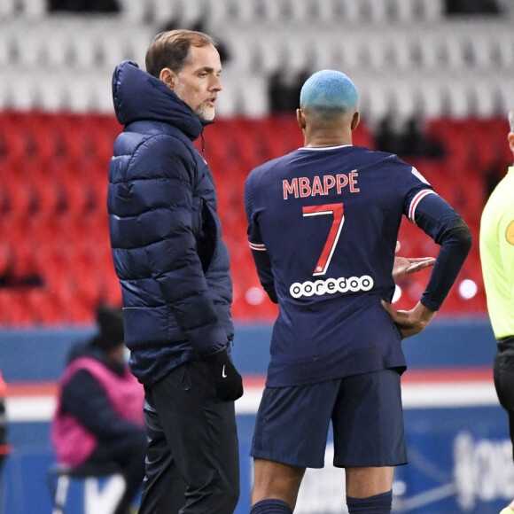 Thomas Tuchel et Kylian Mbappé lors du match de football Paris SG contre Lorient (2-0) en ligue 1 Uber Eats au Parc des Princes à Paris le 16 décembre 2020. © FEP / Panoramic / Bestimage