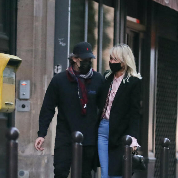 Exclusif - Laeticia Hallyday et son compagnon Jalil Lespert sortent de chez Jalil à Paris pour aller à la pharmacie, alors que Carl met les valises dans la voiture pour repartir avec les enfants de Jalil (Aliosha et Kahina) se confiner à Marnes-la-Coquette, le 13 novembre 2020. 