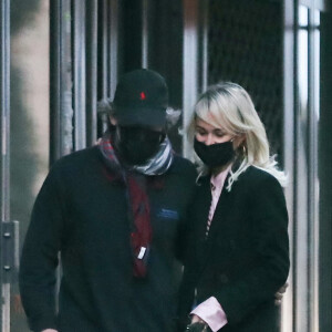 Exclusif - Laeticia Hallyday et son compagnon Jalil Lespert sortent de chez Jalil à Paris pour aller à la pharmacie, alors que Carl met les valises dans la voiture pour repartir avec les enfants de Jalil (Aliosha et Kahina) se confiner à Marnes-la-Coquette, le 13 novembre 2020. 