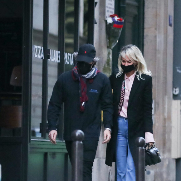 Exclusif- Laeticia Hallyday et son compagnon Jalil Lespert sortent de chez Jalil à Paris pour aller à la pharmacie, alors que Carl met les valises dans la voiture pour repartir avec les enfants de Jalil (Aliosha et Kahina) se confiner à Marnes-la-Coquette, le 13 novembre 2020. 