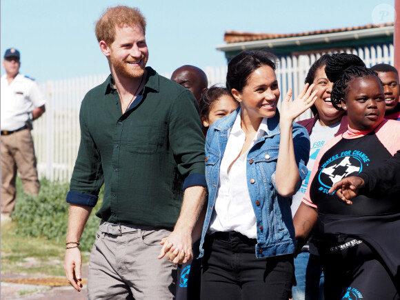 Le prince Harry, duc de Sussex, et Meghan Markle, duchesse de Sussex rencontrent les membres de "Waves for Change" un organisme de bienfaisance qui travaille avec les surfeurs locaux sur la plage de Monwabisi au Cap lors de leur 2ème journée en Afrique du Sud.