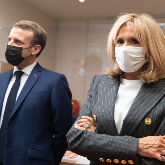 Le Président Emmanuel Macron et sa femme Brigitte Macron visitent la plateforme Handicap Repit des aidants (Phare) à Paris le 6 octobre 2020. © Jacques Witt/Pool/Bestimage