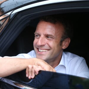 De retour de Tunisie où il a assisté aux funérailles du président Tunisien , le président de la république Emmanuel Macron est venu prendre un bain de foule surprise à Bormes-les-Mimosas le 27 juillet 2019.