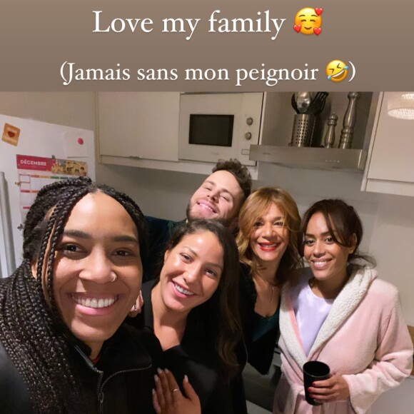 Amel Bent s'affiche au naturel sur Instagram, en peignoir. Le 27 décembre 2020.
