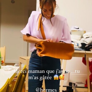 Amel Bent a reçu un sac Hermès en cadeau, de la part de sa maman. Le 27 décembre 2020.