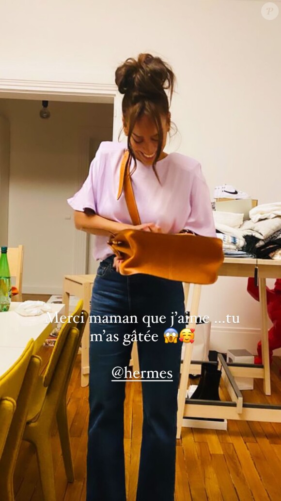 Amel Bent a reçu un sac Hermès en cadeau, de la part de sa maman. Le 27 décembre 2020.